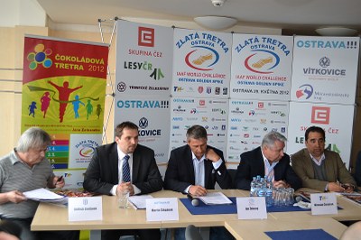 FOTO: zleva technický ředitel mítinku O. Zvolánek, náměstek primátora M. Štěpánek, ředitel mítinku J. Železný, majitel pořádající agentury M. Černošek a manažer A. Juck