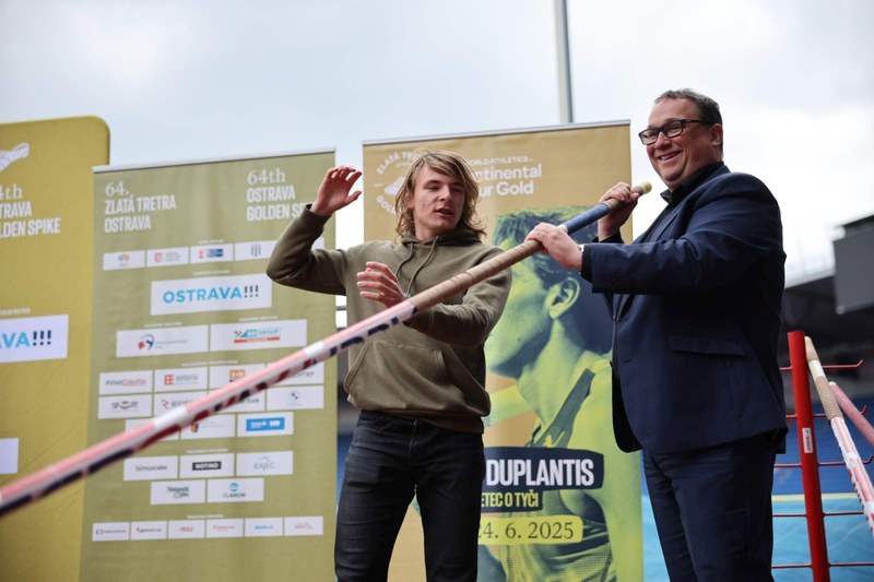 Ostravský primátor Jan Dohnal s tyčkařskou nadějí Janem Krčkem