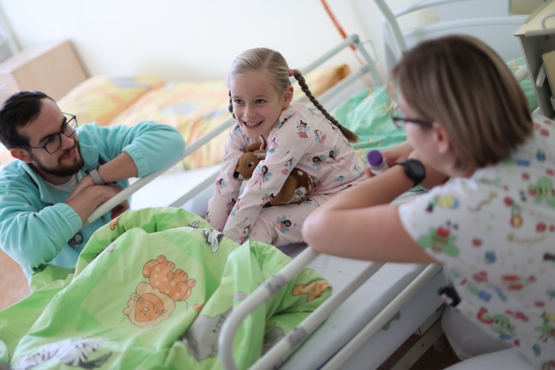 Zdravotníci dětského oddělení pečují o malé pacienty