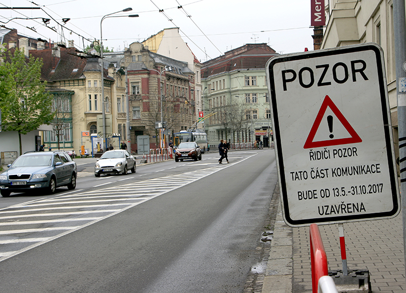 Na připravovanou rekonstrukci ulice upozorňují informační tabule. Foto: B. Krzyžanek