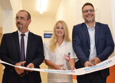 Náměstek primátora Michal Mariánek (vpravo), ředitel nemocnice Petr Uhlig a primářka Zuzana Richterová slavnostně otvírají zrekonstruované prostory. Foto: René Stejskal