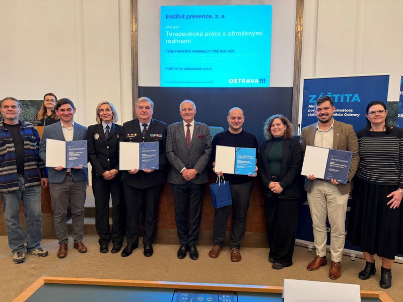 Držitelé Ceny prevence kriminality a čestných uznání s náměstkem primátora Zbyňkem Pražákem. Foto: MMO