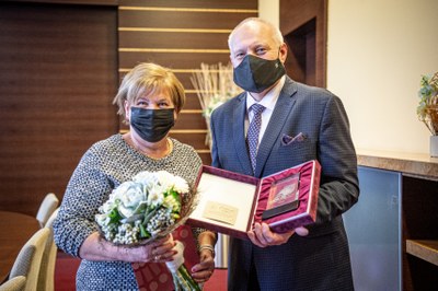 Cenu pro nejlepší klub si z rukou náměstka Zbyňka Pražáka převzala Jaroslava Bergerová