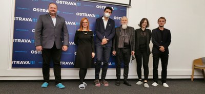 Papučový den na ostravské radnici. Zleva: krajský náměstek pro dopravu Radek Podstawka, náměstkyně primátora Zuzana Bajgarová, ředitel MAPPA Ondřej Vysloužil a autor nového mostu přes Ostravici Roman Koucký se svým týmem. Foto: MMO