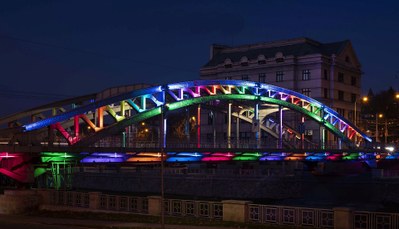 Nasvícený most Miloše Sýkory.