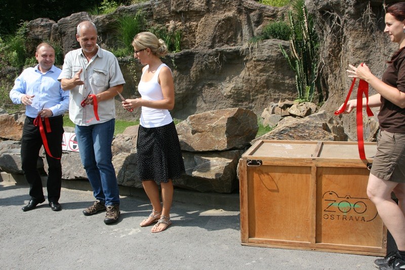 Náměstkyně K. Šebestová při stříhání pásky.