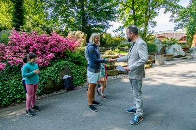 Primátor Tomáš Macura předává pamětní list jubilejní návštěvnici. Foto: Monika Vlčková