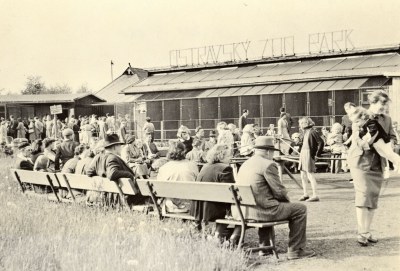 Před pavilonem pro ptáky plazy a ryby ostravské zoo na počátku 50. let. Foto: Zoo Ostrava