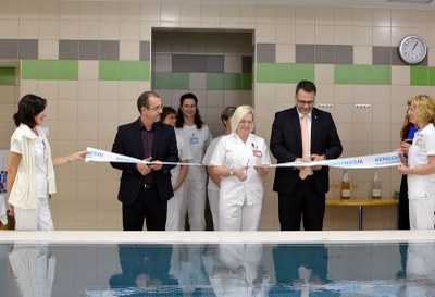 Zprava Michal Mariánek, Jana Vlčková a Petr Uhlig při slavnostním otevření rekonstruovaného bazénu. Foto: MNO
