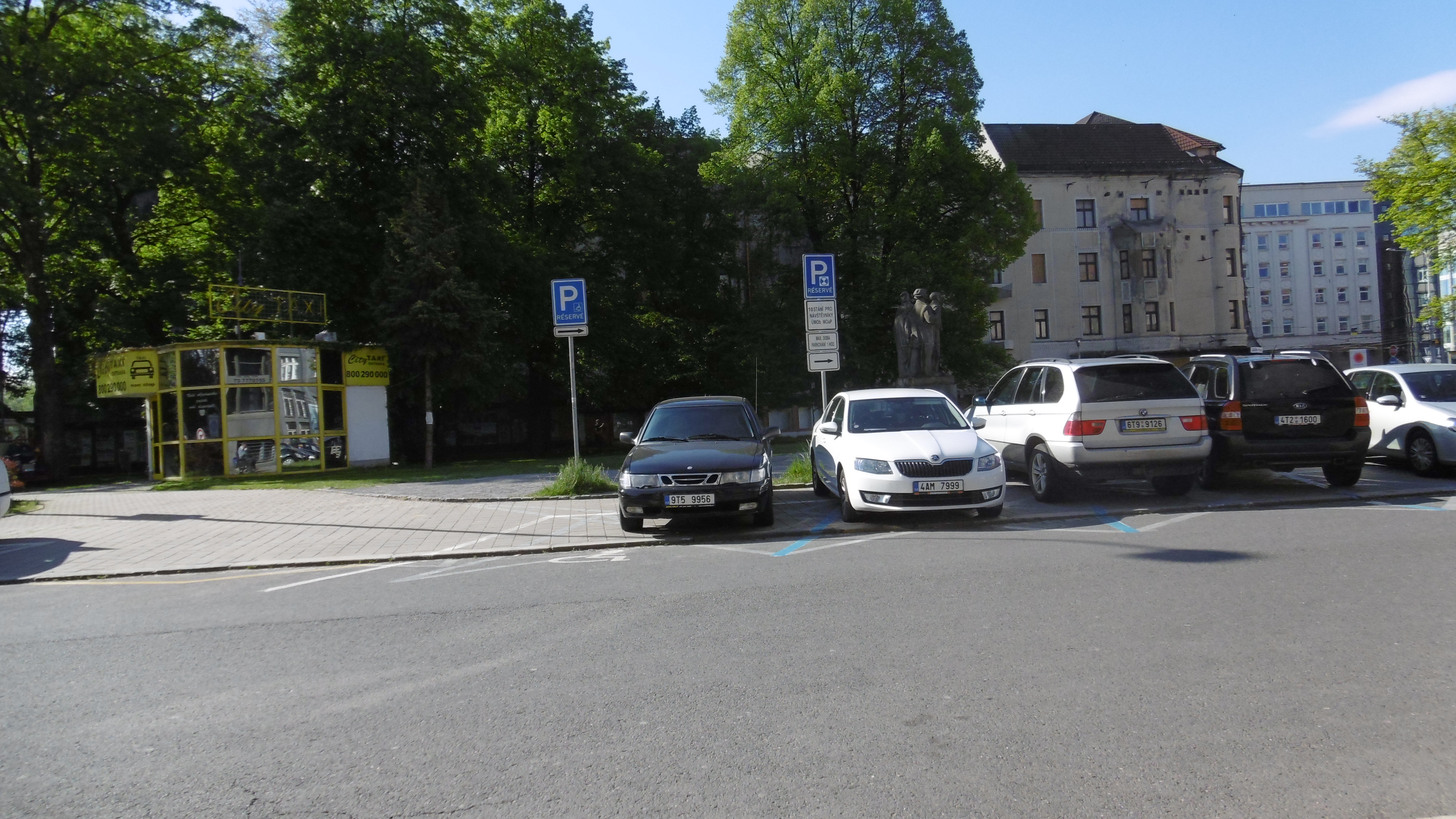 vyhrazené parkovací stání z boku budovy