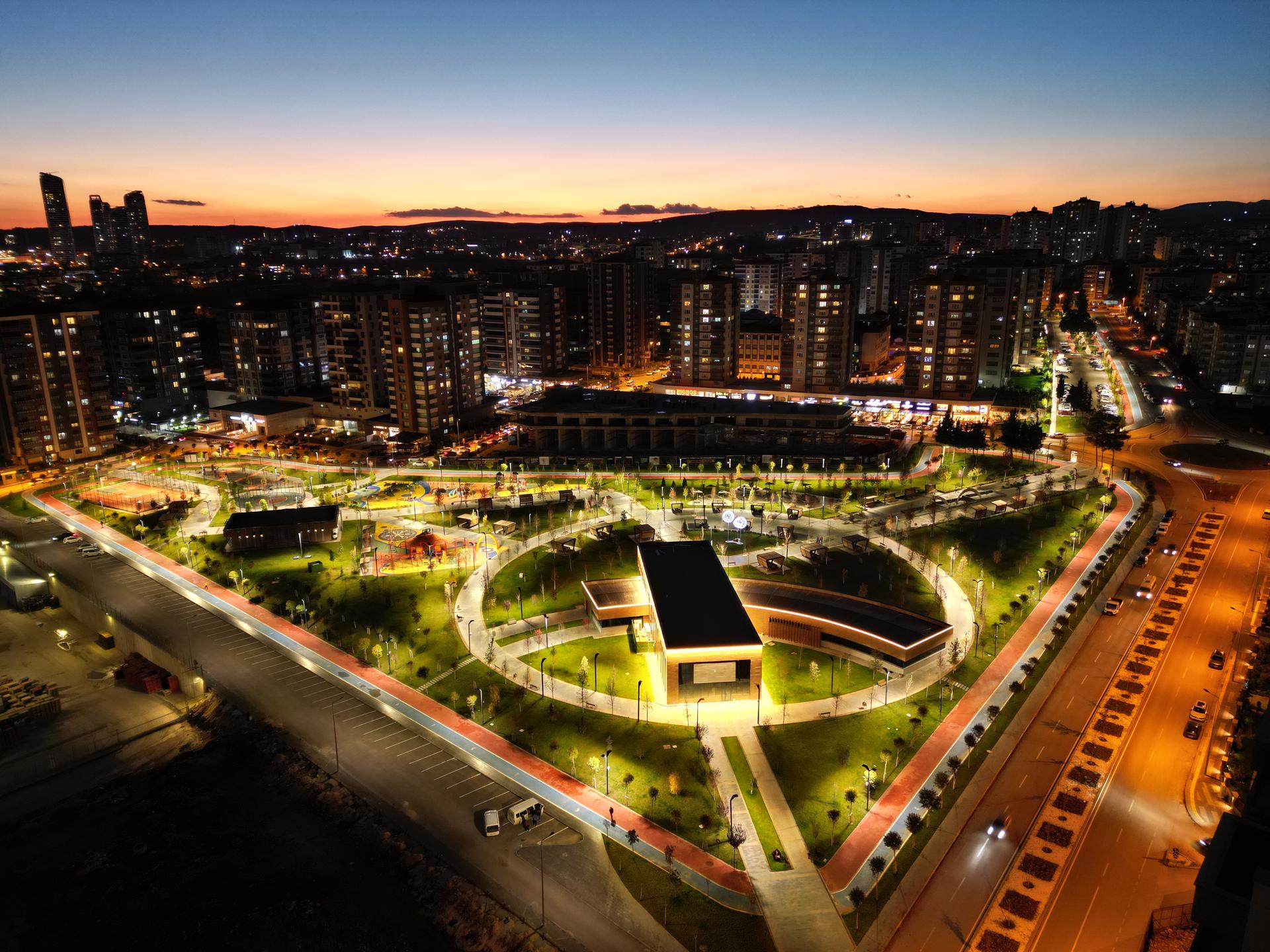 Green city - Gaziantep ve tmě.jpg