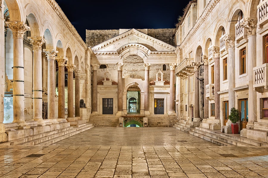 peristil_diocletian_palace_split.jpg
