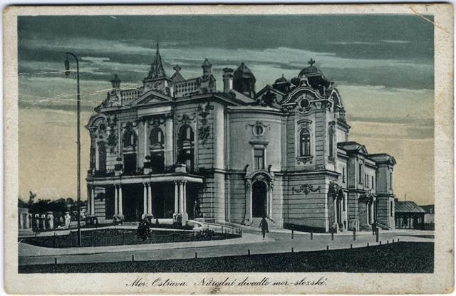 Národní divadlo moravskoslezské (dnes v přestavěné podobě Divadlo Antonína Dvořáka na Smetanově náměstí) na pohlednici z 20. let 20. století. Národní divadlo moravskoslezské (dnes v přestavěné podobě Divadlo Antonína Dvořáka na Smetanově náměstí) na pohlednici z 20. let 20. století.