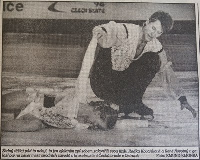 Fotografie krasobruslařů Radky Kovaříkové a René Novotného otištěná v deníku Svoboda 7. 11. 1994 Fotografie krasobruslařů Radky Kovaříkové a René Novotného otištěná v deníku Svoboda 7. 11. 1994