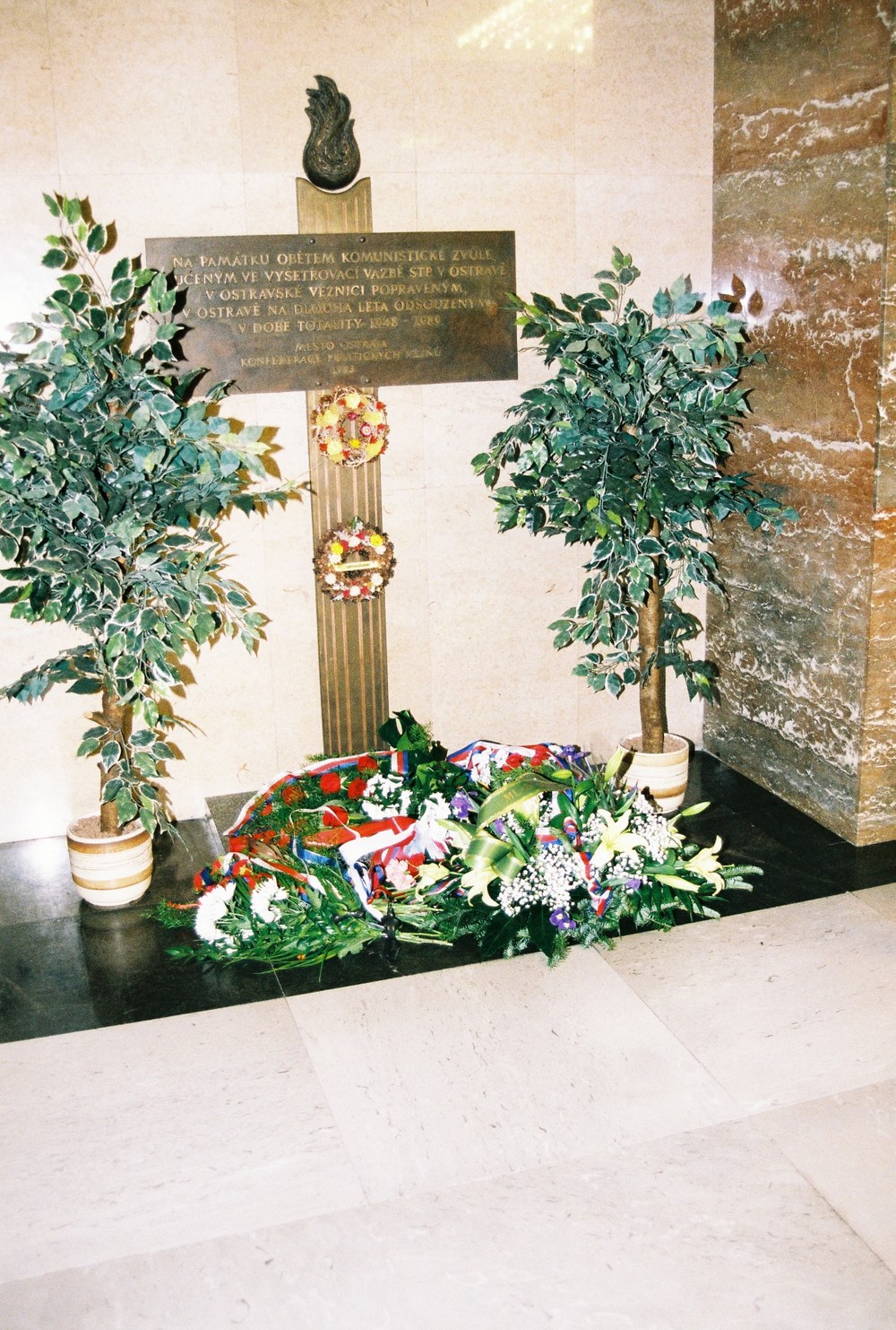 Pamětní deska obětem zla umístěná ve foyer Nové radnice