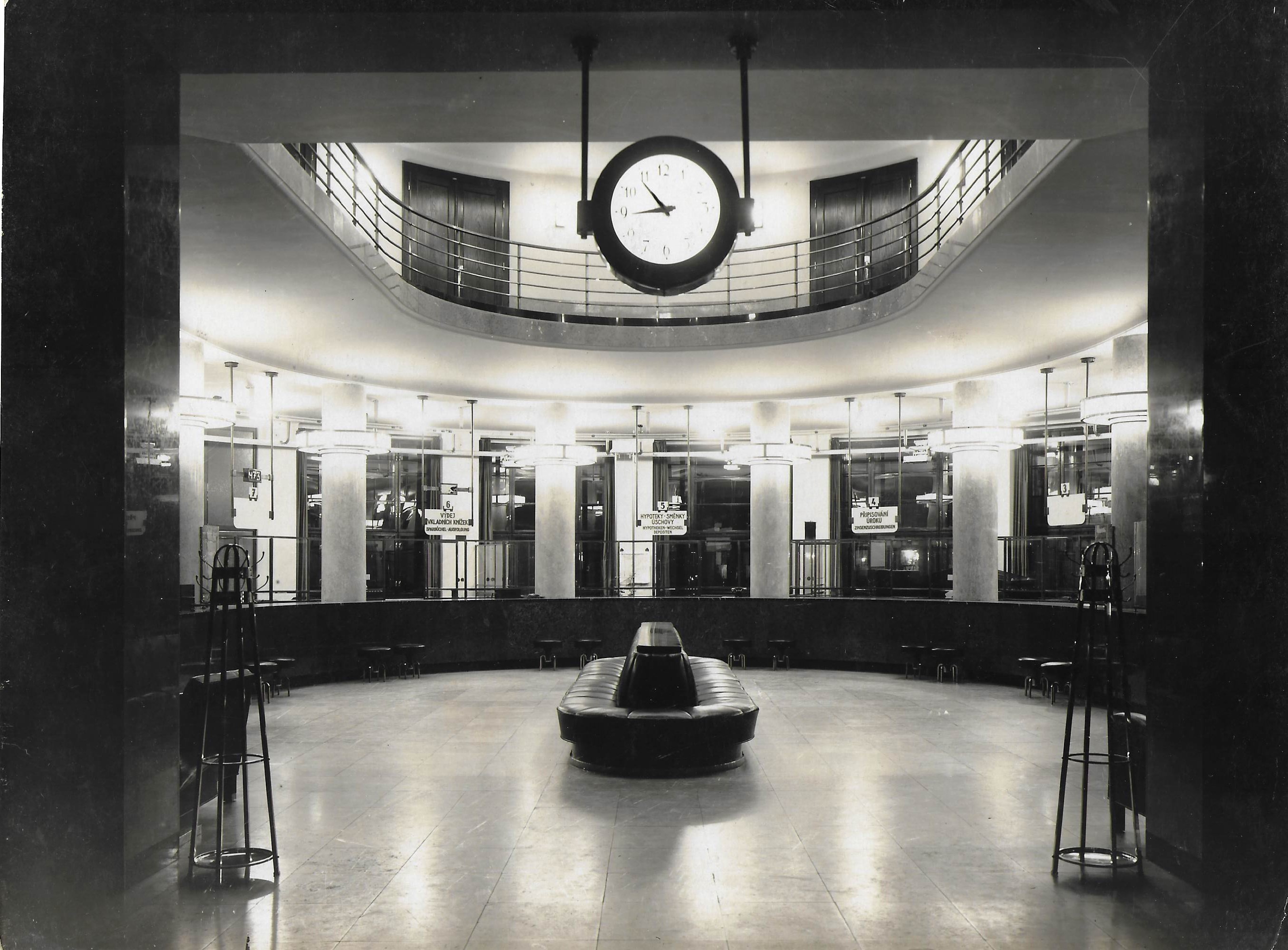 2b. Moravsko-ostravská spořitelna, interiér.jpg