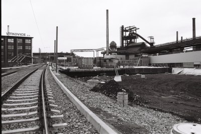 Výstavba úseku Místecké ulice, únor 2000, zprovozněná tramvajová trať podél Místecké ulice byla investicí Dopravního podniku Ostrava