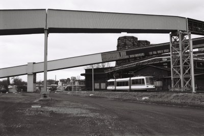 Výstavba úseku Místecké ulice, únor 2000, zprovozněná tramvajová trať podél Místecké ulice byla investicí Dopravního podniku Ostrava