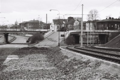 Výstavba úseku Místecké ulice, únor 2000, zprovozněná tramvajová trať podél Místecké ulice byla investicí Dopravního podniku Ostrava