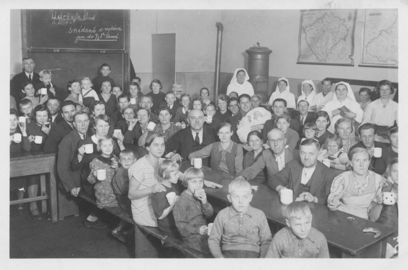 Uprchlíci z pohraničí v jednom z útulků čs. červeného kříže v Moravské Ostravě, 1938.tif