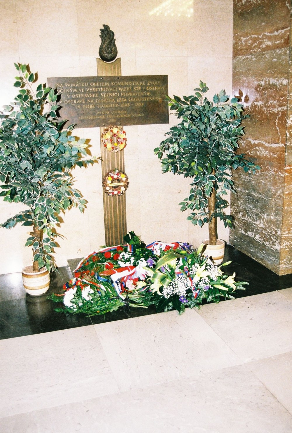 Kalendárium_47_týden_Pamětní deska obětem zla umístěná ve foyer Nové radnice.JPG