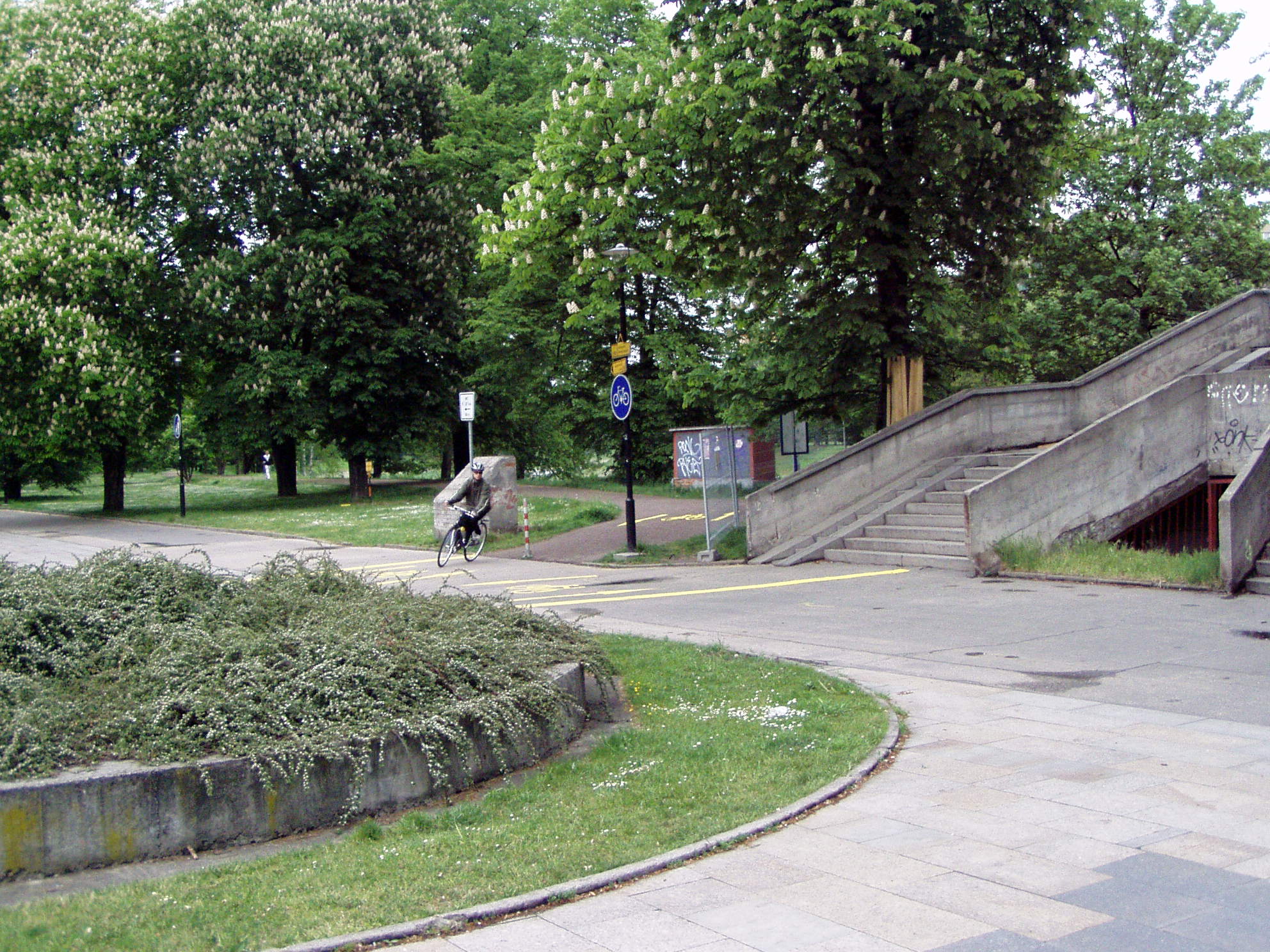 Trasa E - centrum, Komenského sady