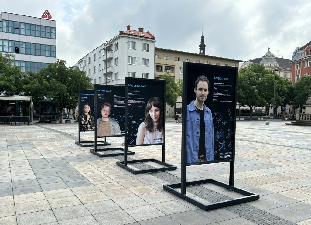 Outdoor presentation of the awarded Talents of the Year from one of the previous years. Photo: MMO