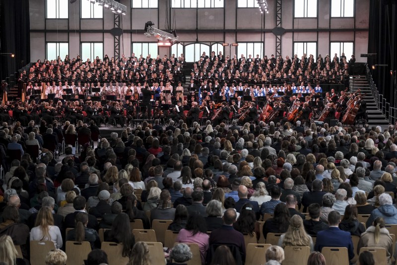 Mahler 8 at Trojhalí Karolina became the largest classical music concert ever held in the region. Photo: Adolf Horsinka
