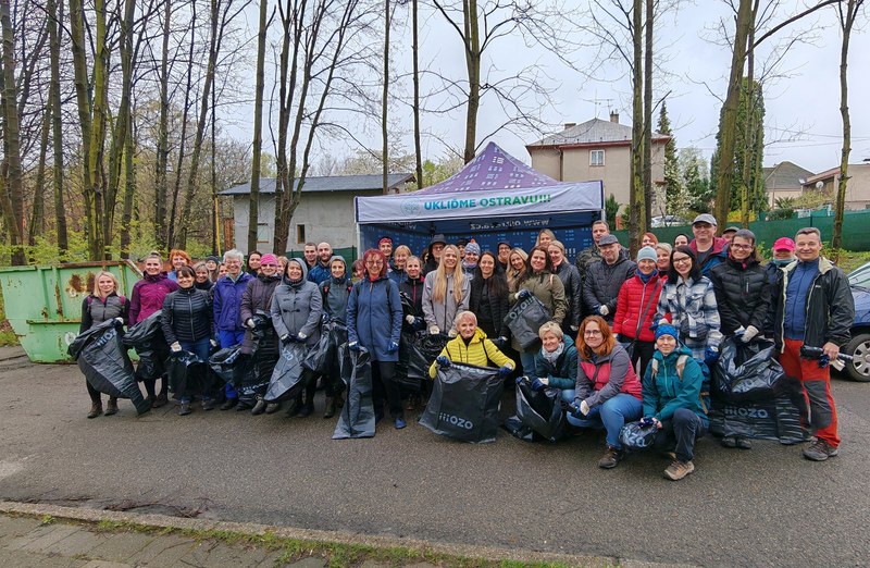 Municipal employees voluntarily cleaned up a small forest in Slezská Ostrava Municipal employees voluntarily cleaned up a small forest in Slezská Ostrava