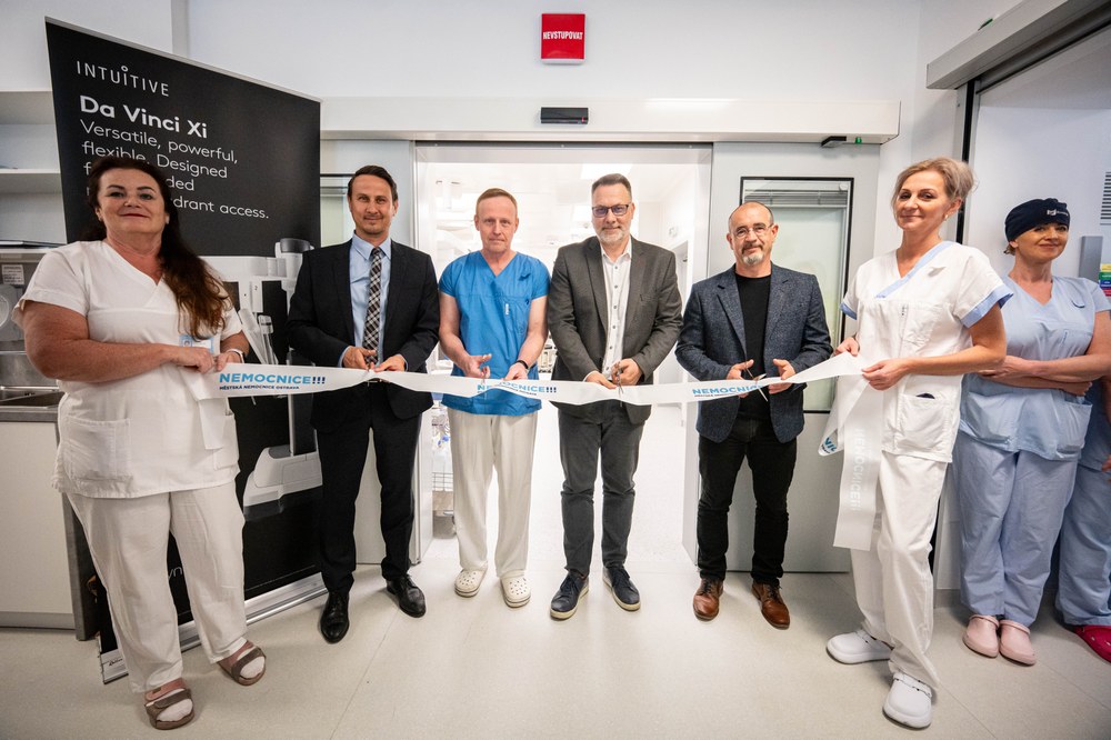 The ceremonial ribbon-cutting attended by Ostrava City Councillor for Healthcare Michal Mariánek (in the middle of the crowd)