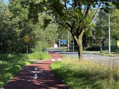 Section of the S, M Mečníkovova – Žákovská cycle path, neatly integrated into the urban greenery. Photo: MMO