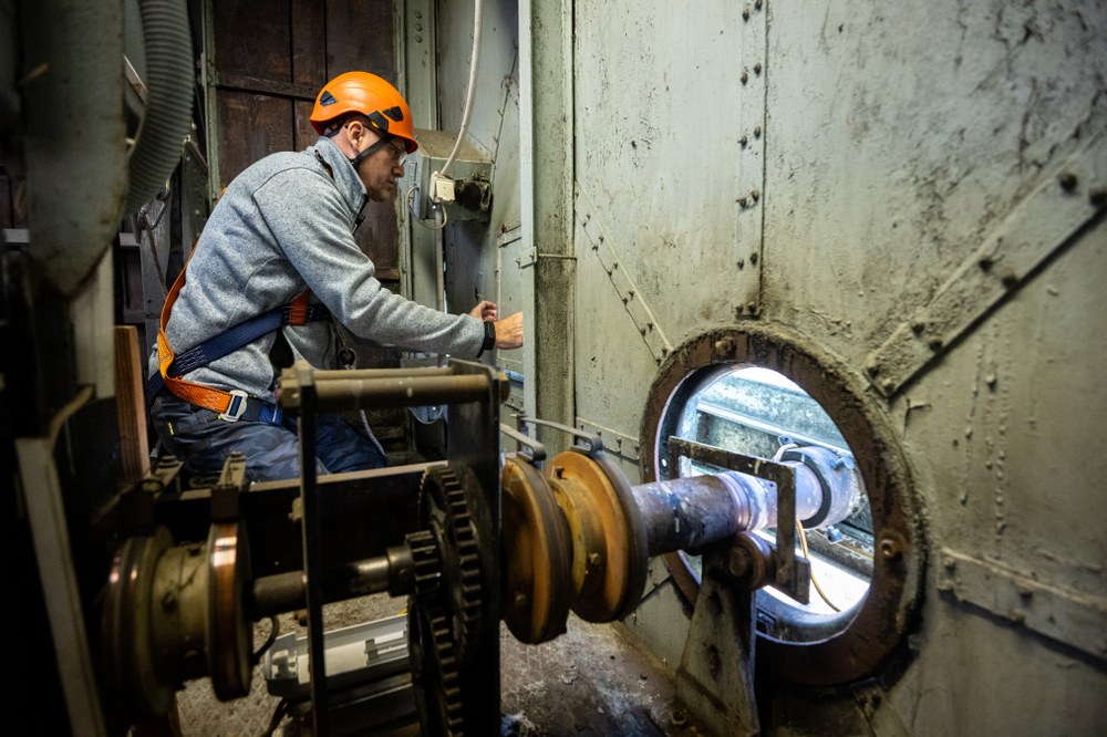 Repair of the clock hands of the New Town Hall