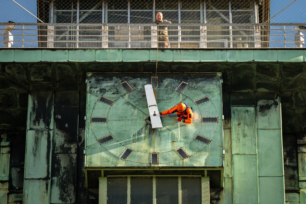 Repair of the clock hands of the New Town Hall