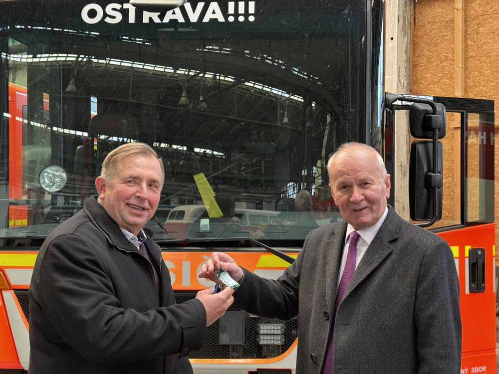 Deputy Mayor Jiří Vávra hands over the keys to a fire engine. Photo: MMO