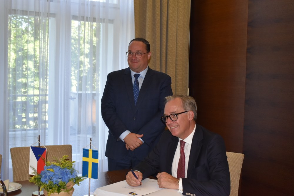 His Excellency Håkan Jevrell signing the City of Ostrava’s guest book His Excellency Håkan Jevrell signing the City of Ostrava’s guest book