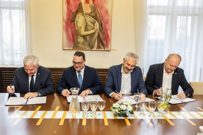 Signing a memorandum of cooperation for the IFF Women’s World Floorball Championship 2025. Photograph: Jiří Zerzoň 