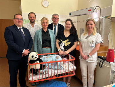 Welcoming Ostrava’s first new citizen of 2024. Photo: City of Ostrava 