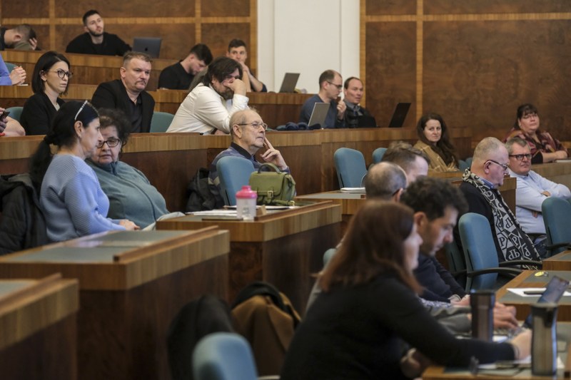 The public hearing on the proposed change aroused considerable interest. Photo: Adolf Horsinka