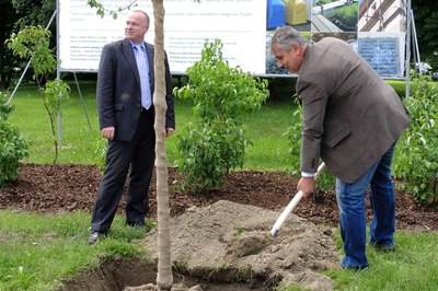 Photo: Andrzej Santarius from AWT-Rekultivace (left) and Deputy Mayor Dalibor Madej planting a tree in Ostrava-Třebovice