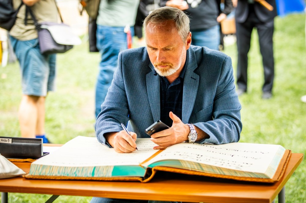 Deputy Mayor Břetislav Riger signs the commemorative book of Ostrava Zoo and Botanical Park during the ceremonial launch of the penguin pavilion construction. Photo: Monika Vlčková