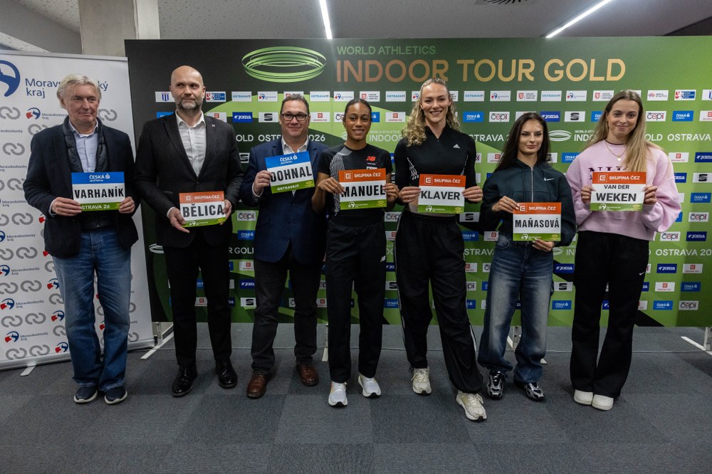 Group photo of the athletes with top representatives of the Czech Athletics Federation, the Moravian-Silesian Region and the City of Ostrava